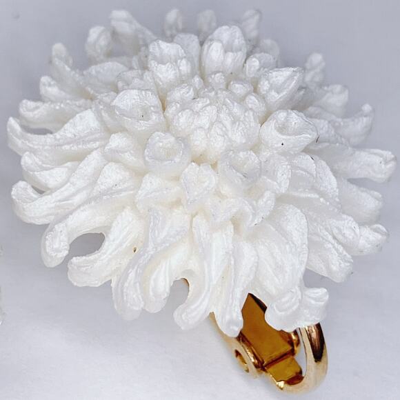 VTG 50s Flower Clip-On Earrings White Chrysanthemum Gold Tone Mid Century Floral - Picture 4 of 12